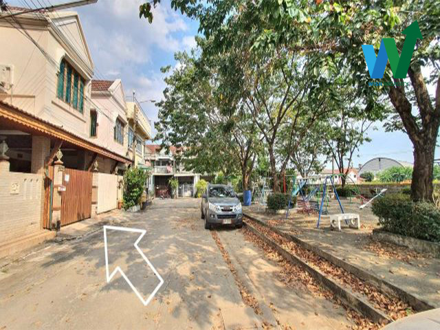 For SaleTownhouseLadprao101, Happy Land, The Mall Bang Kapi : Urgent sale, Baan Sinthanee Nawamin 101, size 25.5 sq m. New house, not next to anyones house, ready to apply for a loan, near Prasert Manoonkit Road, near JC department store.