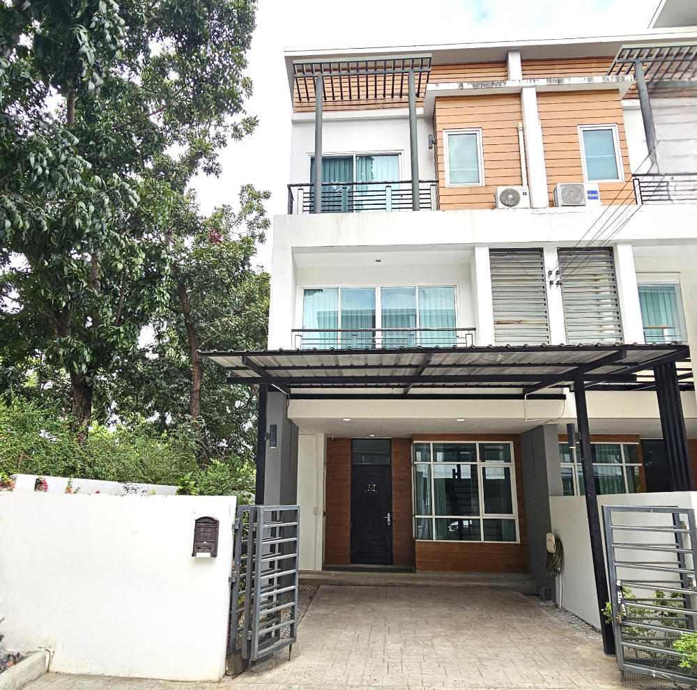 For SaleTownhouseChaengwatana, Muangthong : 3-story townhome for sale, The Sereno Village by Bonanza, corner house, in a potential location, area 30 sq m., 3 bedrooms, 3 bathrooms, beautifully decorated, with air conditioning, adding a garage roof and the back of the house to be ready. Next to the