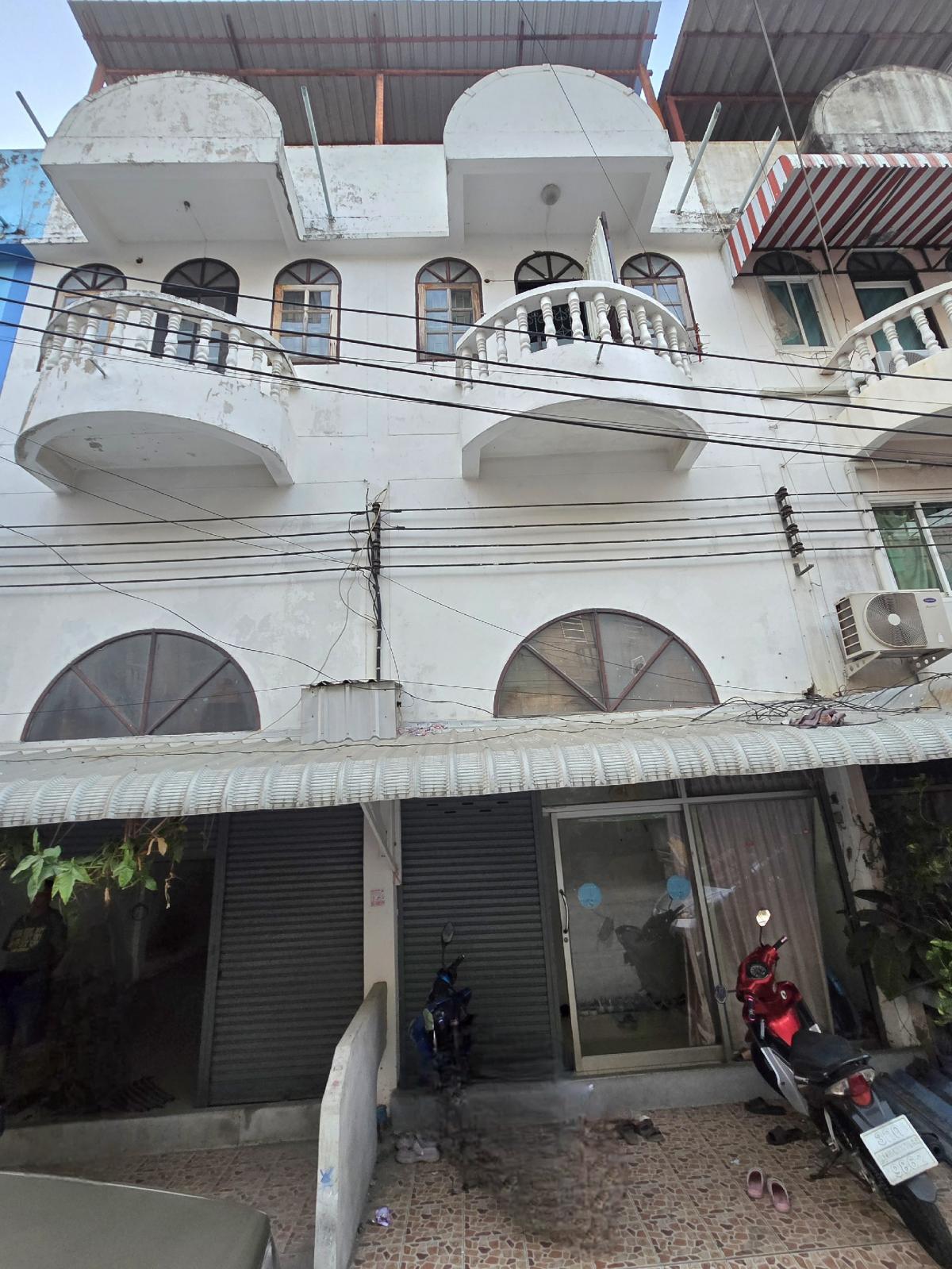 For RentShophouseMin Buri, Romklao : For rent: 2 and a half storey commercial building, 19 sq m., located in Sin Anan Village, Liap Wari Road 55, 300 m. from the main road.