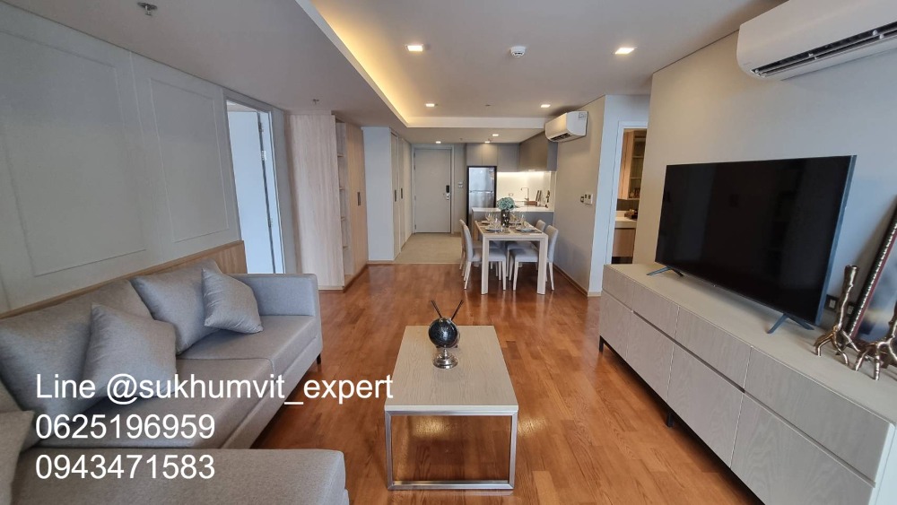 For RentSukhumvit, Asoke, Thonglor : BTS Asoke Nana luxury apartment for rent Modern style, 2 bedrooms, usable area 99 square meters, good price, has a bathtub, swimming pool