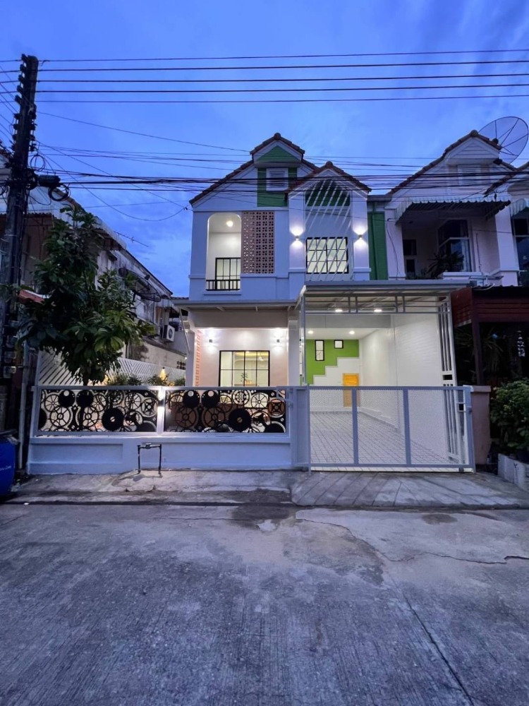 For SaleTownhousePathum Thani,Rangsit, Thammasat : 2-story townhouse Wararak Village, Rangsit, Khlong 3, Future Park Rangsit, Central Festival Eastville, North Bangkok University, Jumbo Market, Big C