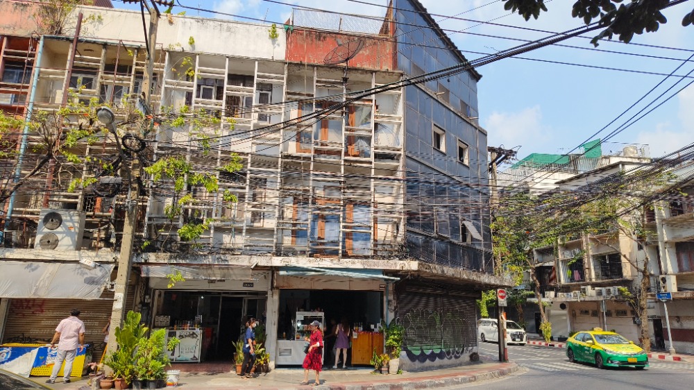 For SaleShophouseSilom, Saladaeng, Bangrak : Commercial building, CBD location, next to Surawong Road, surrounded by businesses and shops. Large office building, Bangkok