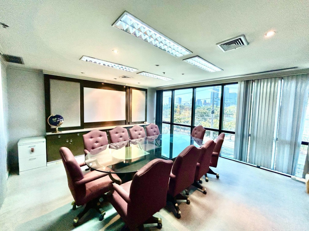 For SaleOfficeKhlongtoei, Kluaynamthai : Office for sale, office space, Lake Ratchada Complex, opposite Benjakitti Park, near BTS Asoke and MRT Sukhumvit, 378 sq m., 4th floor.