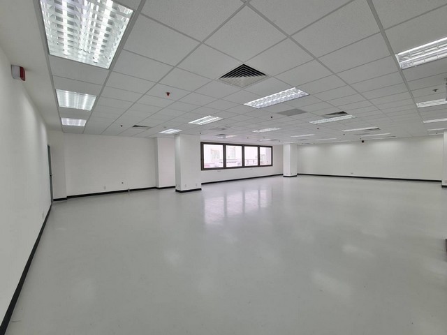 For RentOfficeRama9, Petchburi, RCA : Office for rent near MRT Phetchaburi, area 300 sq m, 12th floor A, 450 baht per sq m, convenient travel, next to the main road, near Thai Summit Building.