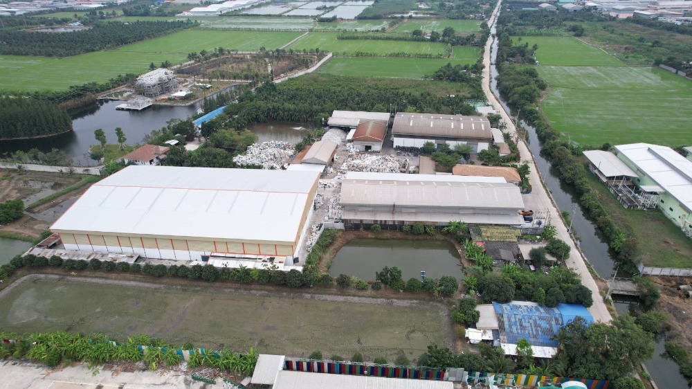 For SaleFactoryMahachai Samut Sakhon : Factory for sale, warehouse, 4 units, has 4 factory certificates, area 5 rai, total usable area 4,340 sq m., Samut Sakhon Province, near Rama 2 Road, well ground on piles. Can carry weight up to 10 tons.