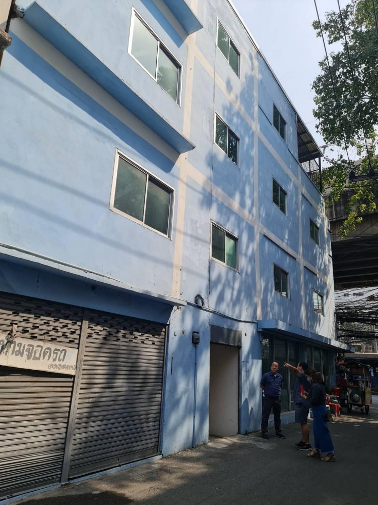 For SaleShop HouseBangna, Bearing, Lasalle : Commercial Building, Corner Unit, Soi Ramkhamhaeng 51 / Across from Ramkhamhaeng University.