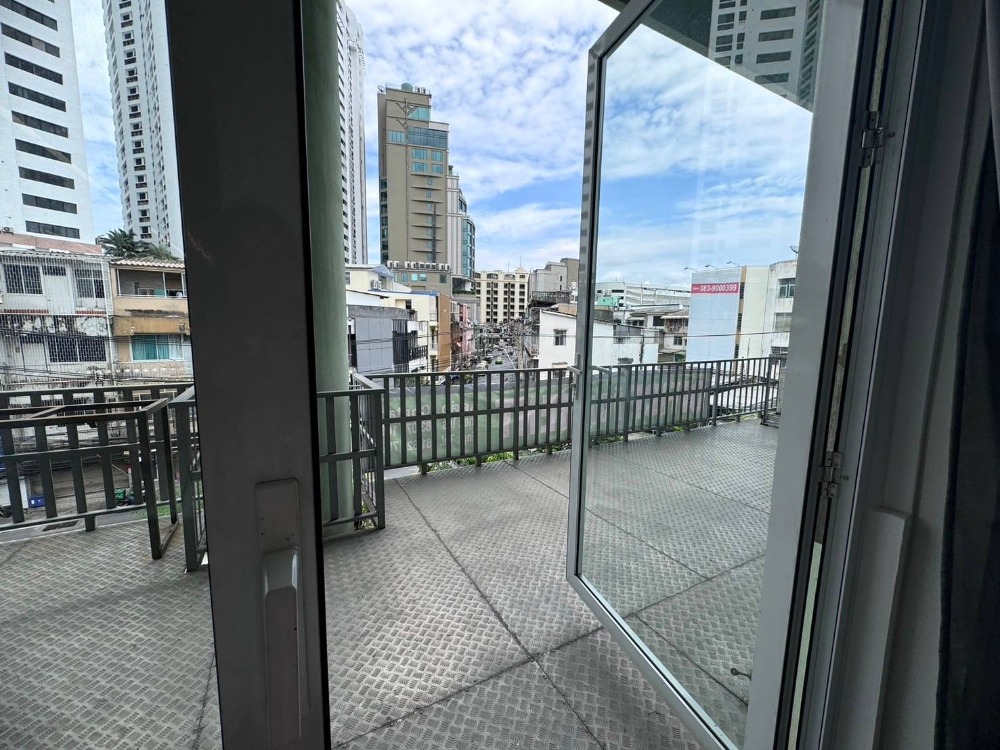 For RentShophouseSukhumvit, Asoke, Thonglor : Office for rent Sukhumvit 22, suitable for office and spa, has a balcony, great atmosphere (has a cargo lift)