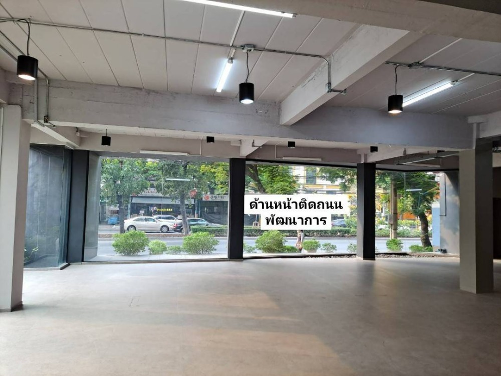 For RentShowroomPattanakan, Srinakarin : Showroom for rent on Phatthanakan Road, size 440 square meters, 2 floors, good location with parking (N.882)