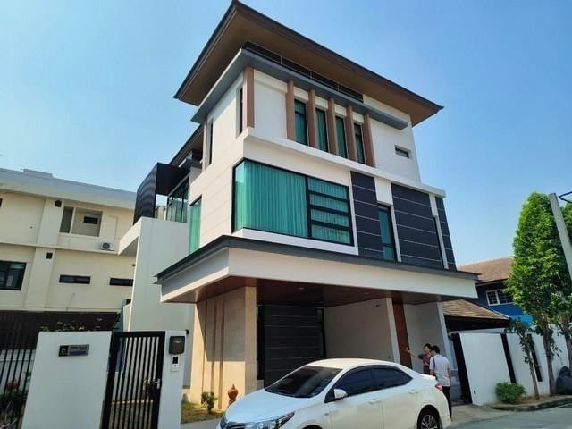 For SaleHouseRatchadapisek, Huaikwang, Suttisan : 3-storey detached house for sale, 92 sq m, Pracha Uthit Mengjai area. Kesini Ville Ratchada-Mengjai Project North front of the house Near KIS International Near Singapore International School French International School KESINEE VILLE RATCHADA-MENG JAI Soi