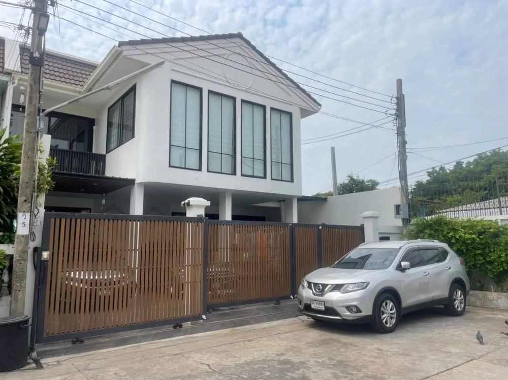 For SaleTownhouseSathorn, Narathiwat : ● 2-Story Townhouse, Charoenkrung 107 ● 85.00 sq.w. | 5 Bedrooms 3 Parking | Near Asiatique The Riverfront 5 mins, Terminal 21 on Rama 3 5 mins.