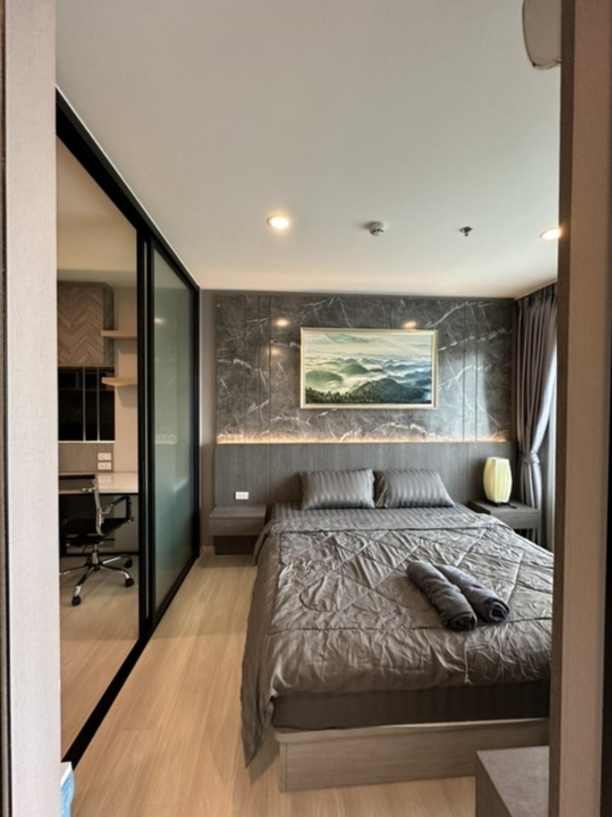 For RentCondoRama9, Petchburi, RCA : 🌸Life Asoke 🛏️ 1 bedroom 🚽 1 bathroom 1 dressing room 33rd floor, size 36 sq m. Price 21,000 baht/month 🖊️ 1 year contract, 1 month in advance, 2 months damage deposit. Interested, contact Line: kornkamolnwz | 098-259-9352 [K.Now]