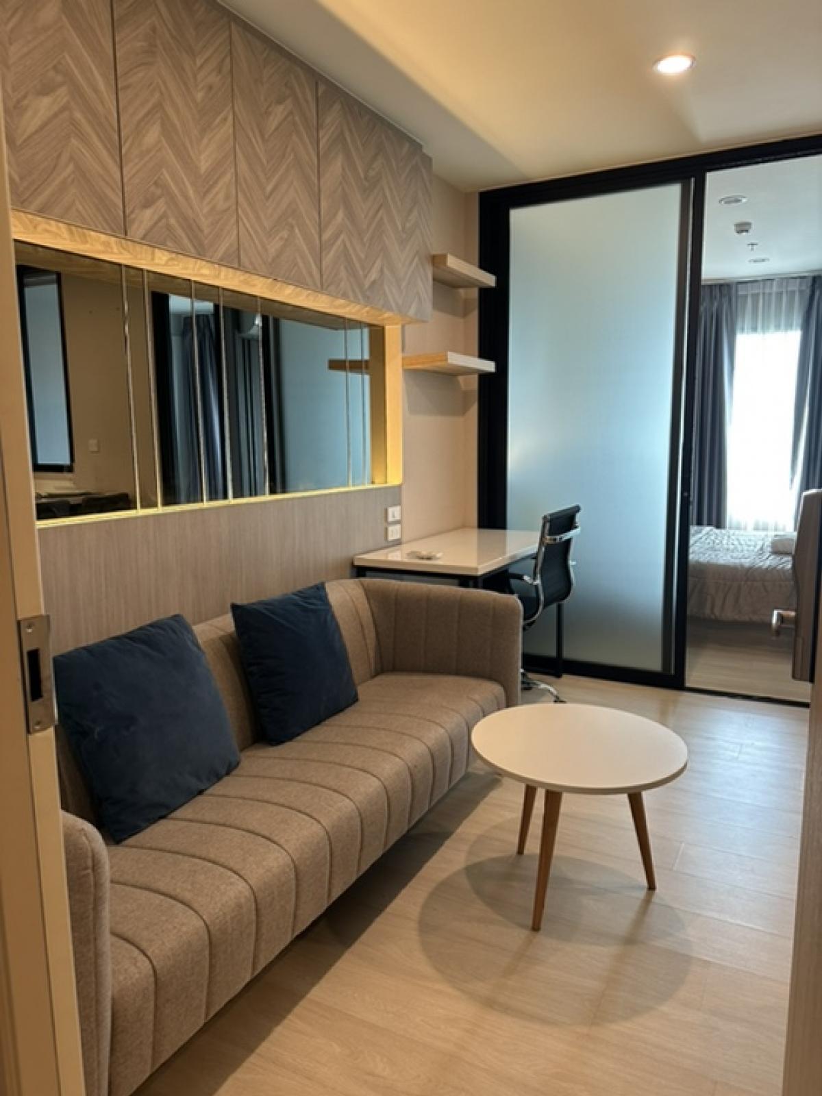 For RentCondoRama9, Petchburi, RCA : 🌸Life Asoke 🛏️ 1 bedroom 🚽 1 bathroom 1 dressing room 33rd floor, size 36 sq m. Price 24,000 baht/month 🖊️ 1 year contract, 1 month in advance, 2 months damage deposit. Interested, contact Line: kornkamolnwz | 098-259-9352 [K.Now]