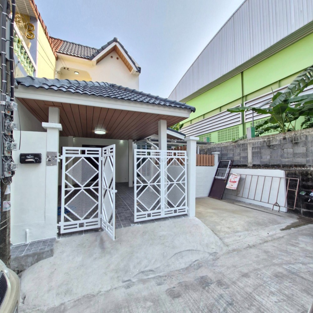 For SaleTownhouseEakachai, Bang Bon : Townhouse, Inthra Villa Village, Soi Kanlapaphruek 6, Intersection 11, area 31 square wah, newly renovated.