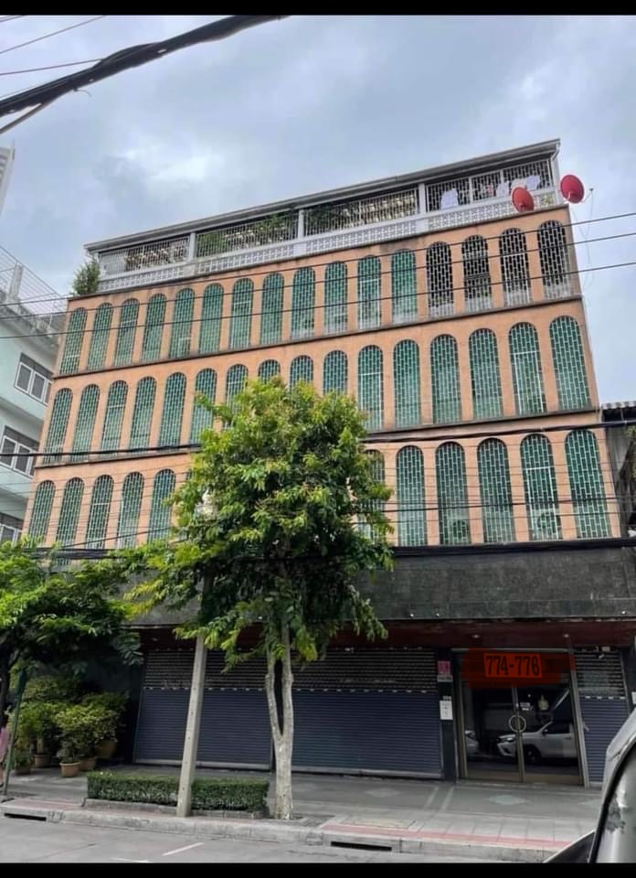 For SaleShophouseWongwianyai, Charoennakor : 💫A 6-story commercial building with 4 interconnected rooms, conveniently located near ICONSIAM and ICS Mall on the top floor. It features a small garden and a sauna room.