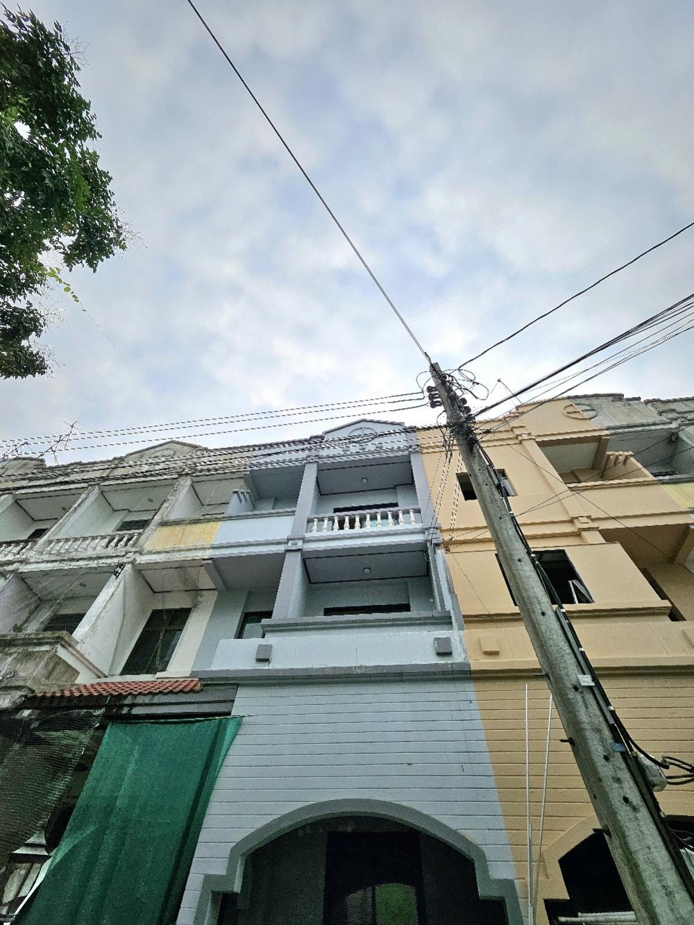 For SaleTownhouseNawamin, Ramindra : Urgent sale, 3-story townhome!!! Very prime location 📌 350 meters from the BTS, Khubon Soi 3, Ramintra Km. 8 ⚡ Size 23 sq m., near BTS ⚡ 4 bedrooms, 3 bathrooms.