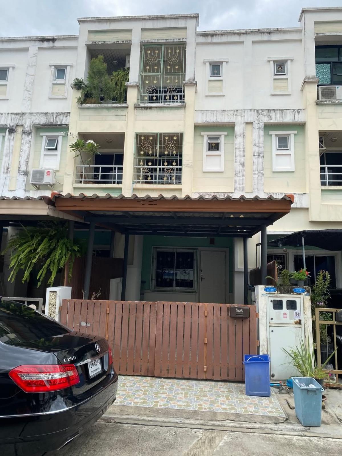 For RentTownhouseChokchai 4, Ladprao 71, Ladprao 48, : For rent: 3-storey townhouse, Lat Phrao 101, Soi 53 (Soi Pho Kaew)