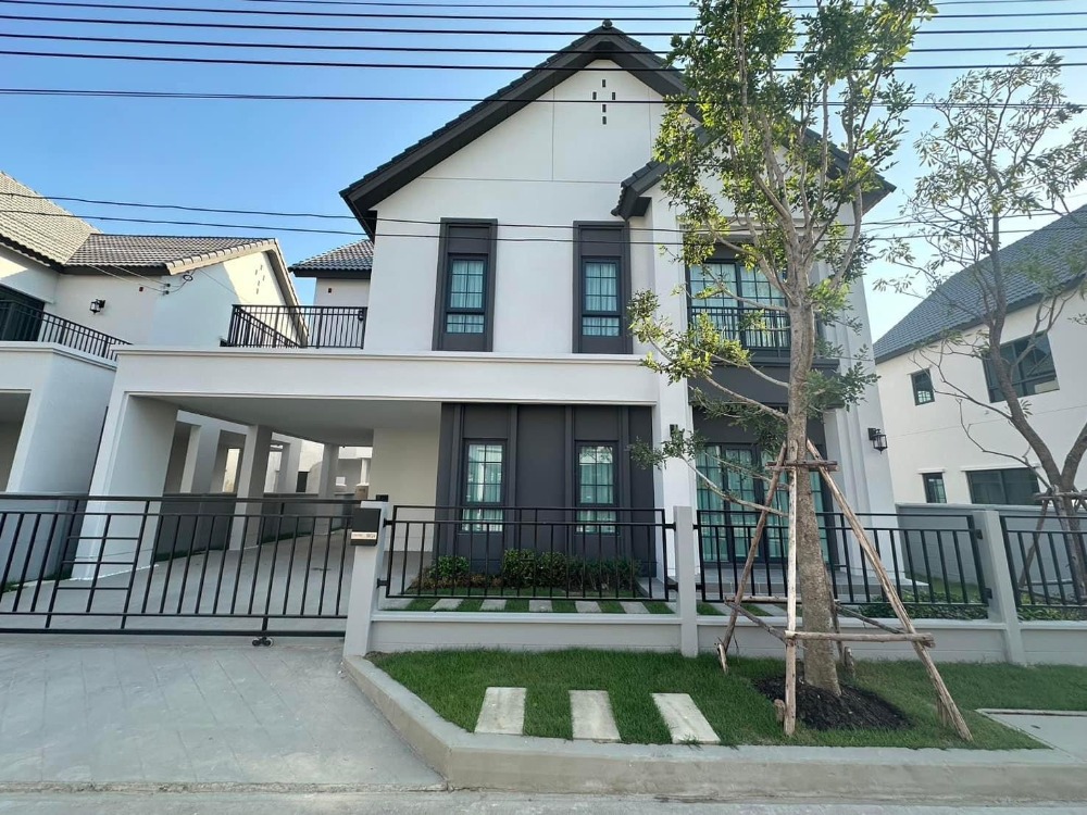 For RentHouseBangna, Bearing, Lasalle : For Rent Luxury detached house : Centro Bangna, New house, 4 bedrooms, 5 bathrooms Near Mega Bangna Rental 120,000 baht.