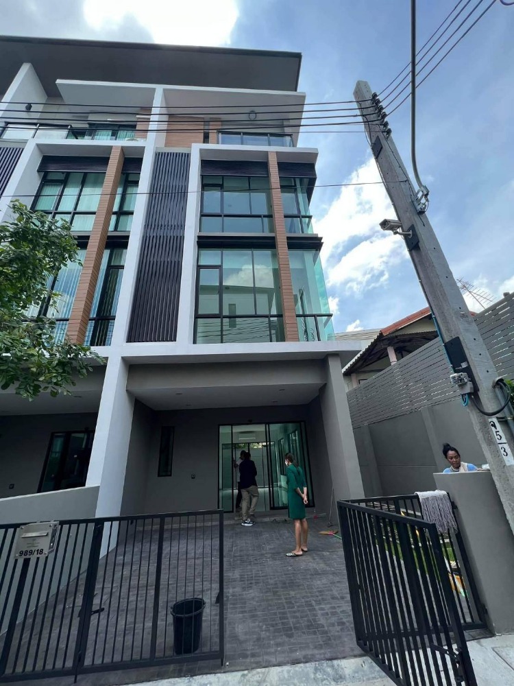 For RentHome OfficeKaset Nawamin,Ladplakao : ♦ Good Deal ♦ 4-story home office, 62.50 sq.w., 250.00 sq.m. | 3 bedrooms, 2 parking spaces | Near Phyathai Nawamin Hospital 4 mins, MaxValu Nawamin branch 5 mins