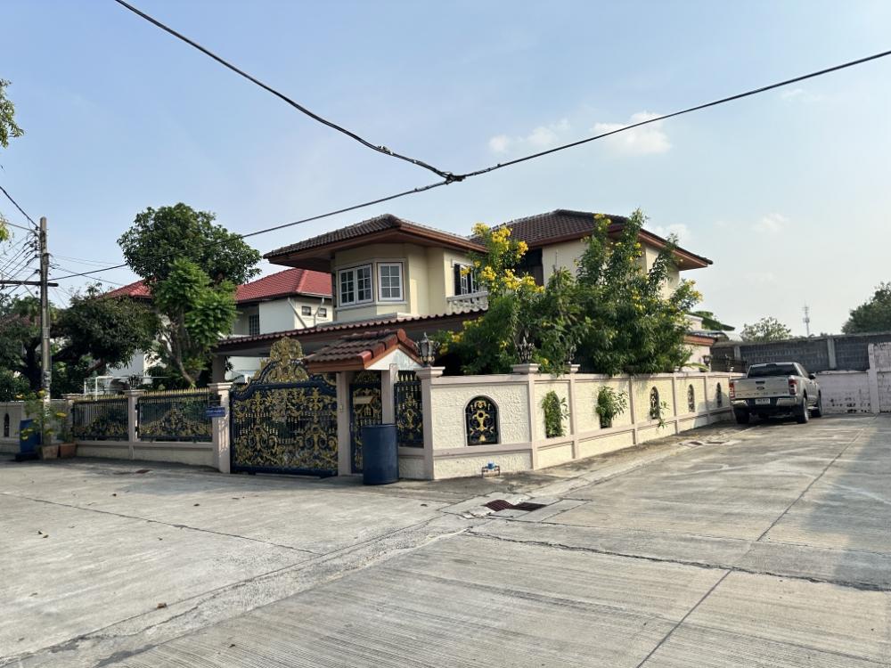 For SaleHouseKaset Nawamin,Ladplakao : Single house for sale, corner house, Thong Sathit Villa Village, Ram Intra 34, Soi 20 (Soi Yu Yen), Chorakhe Bua Subdistrict, Lat Phrao District, Bangkok.