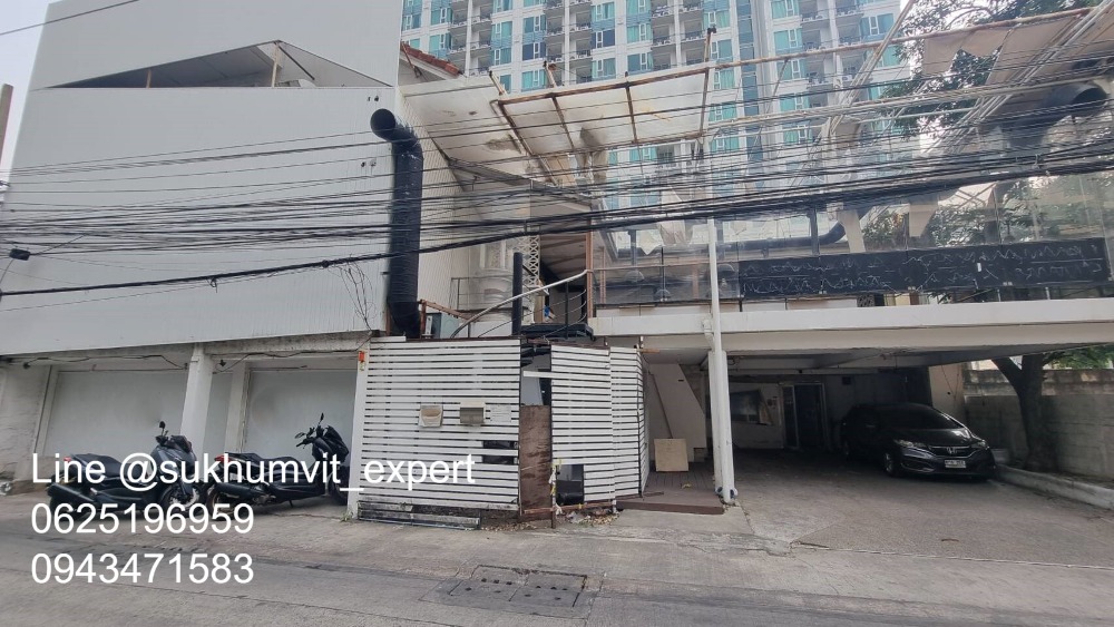 For RentHouseSukhumvit, Asoke, Thonglor : Thonglor house for rent, suitable for a central kitchen, restaurant, school, large area, can park 4 cars, condition needs to be renovated.