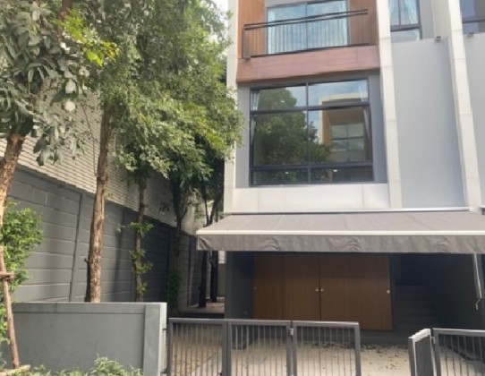 For RentHome OfficePattanakan, Srinakarin : Call 081-632-0632 Home Office for rent, 3.5-storey townhouse, corner house, Ardent Village, Phatthanakan, Soi Phatthanakan 20, with space on the side, some furniture, 6 air conditioners, suitable for living or as an office.