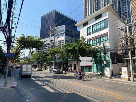 For RentHome OfficePattanakan, Srinakarin : Tel. 081-632-0632 Business space rental / Showroom / Office Building 3.5, Sukhumvit Soi Sukhumvit, about 100 meters on Sukhumvit Road, near BTS Punnawithi. Suitable as an office, studio or showroom