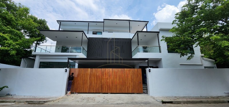 For RentHouseOnnut, Udomsuk : RH013524 For rent, 3-story detached house, luxury, in the middle of Sukhumvit 71