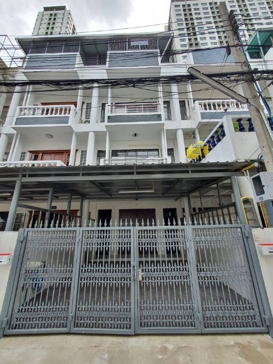 For RentTownhousePinklao, Charansanitwong : Townhouse for rent near Central Pinklao, just 3 minutes.