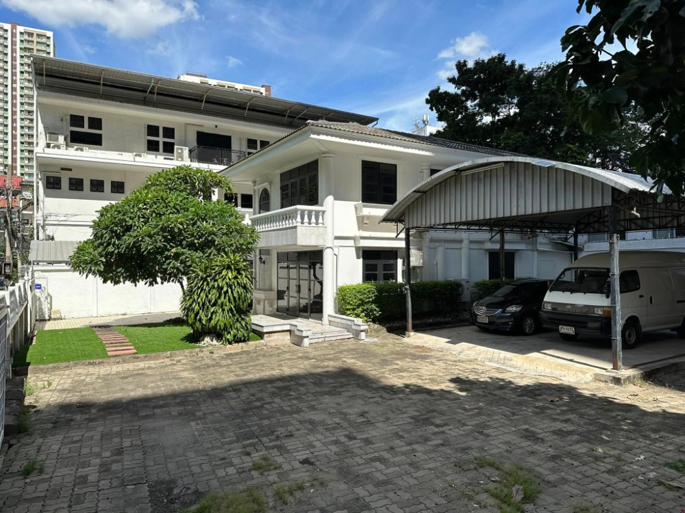 For RentHouseRama9, Petchburi, RCA : Single house for rent Rama 9 Air conditioning, some furniture, 3 bedrooms, 3 bathrooms, rental price 120,000 per month, company registration possible.