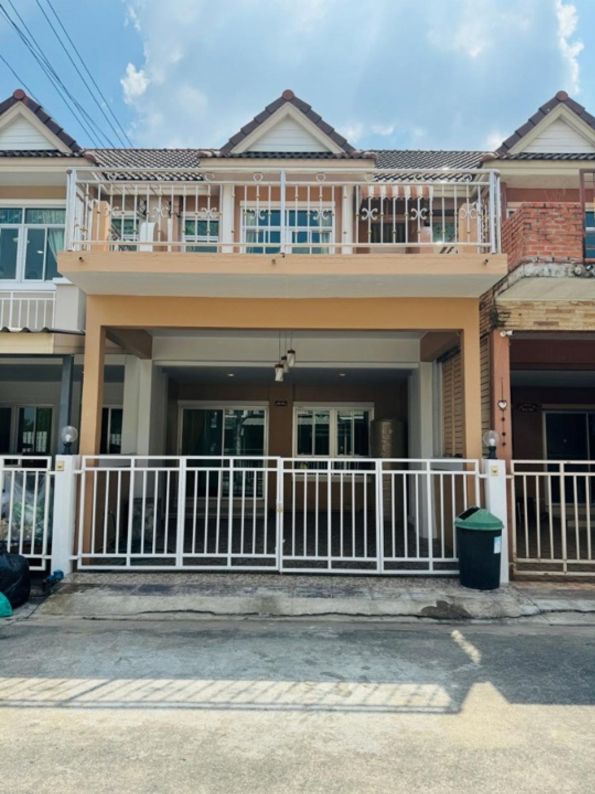 For RentTownhouseNawamin, Ramindra : Townhome for rent, newly renovated, Glory House Village, Ramintra Soi 65, Intersection 2, near the Pink Skytrain, Ramintra Station Km. 6, near Ekamai Ramintra Expressway, Watcharapol Fashion Island, Synphaet Hospital, Ph