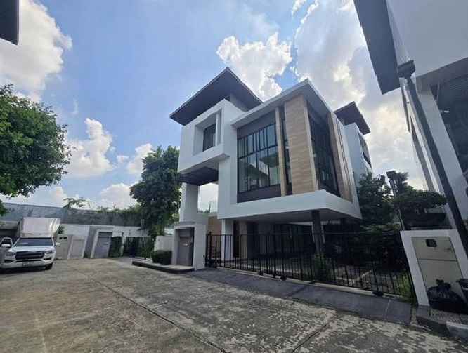 For RentHouseNawamin, Ramindra : For Rent 3-storey detached house for rent, Nirvana Beyond Kaset Nawamin project / Nirvana Beyond Kaset Navamin / The largest plot in the project / Land 110 square wah / No furniture / 5 air conditioners / Parking for 6-10 cars / Home Office