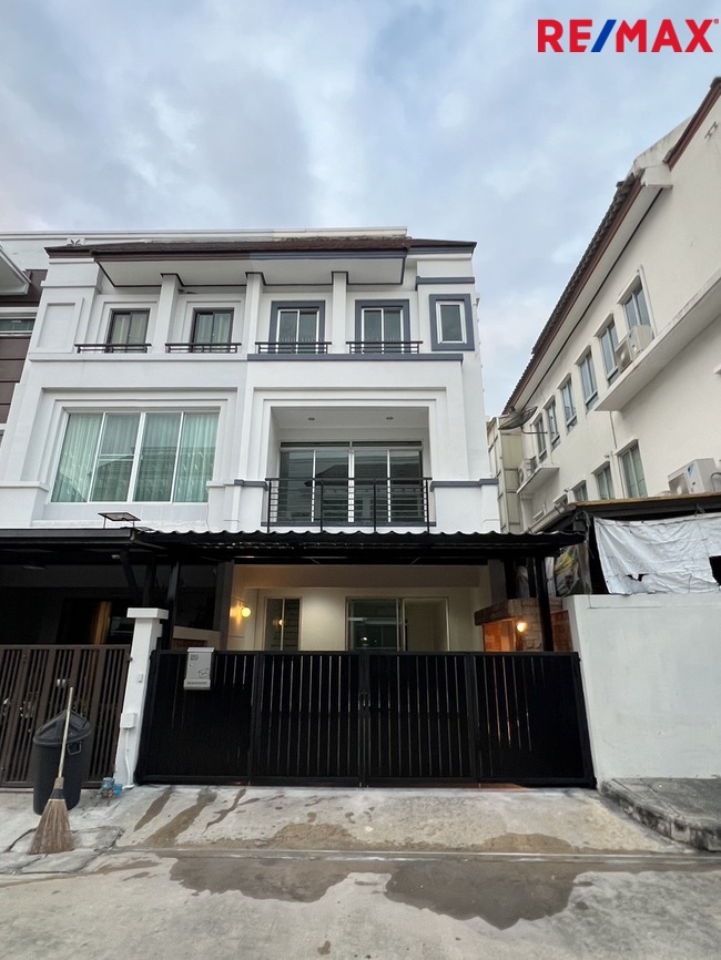 For SaleTownhouseKasetsart, Ratchayothin : Corner townhouse, 3 bedrooms, near the expressway entrance, Ratchadaphisek Road, Baan Klang Krung, The Royal Vienna Ratchavipha.