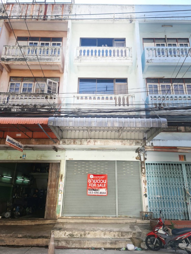 For SaleShophousePhutthamonthon, Salaya : House for sale, Phetkasem Village 2 North, shophouse, 3 and a half floors, pilings installed throughout, no collapse, price 4 million baht.