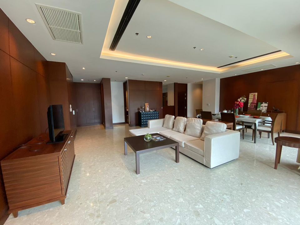 For RentCondoWitthayu, Chidlom, Langsuan, Ploenchit : Spacious 3 Beds Condo for Rent!