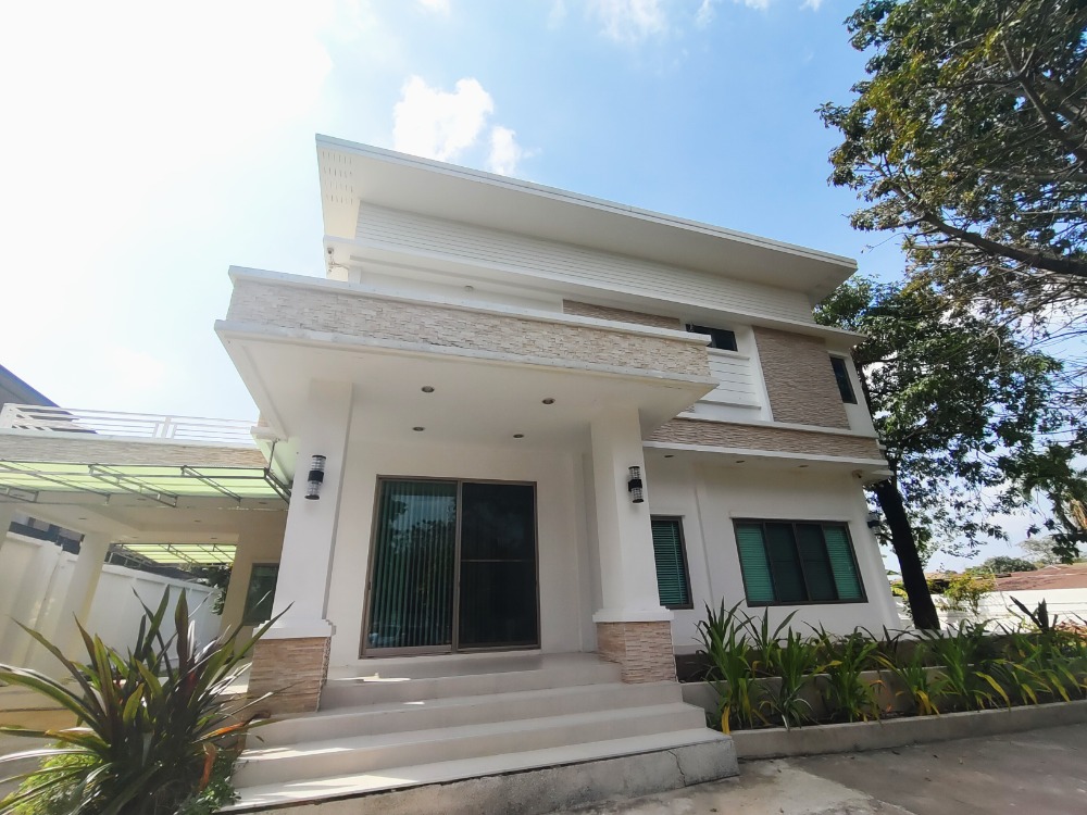 For SaleHouseNawamin, Ramindra : For sale: 2-storey detached house with large plot of land. Beautiful gardens around the house, Sukhaphiban 5 Road, Soi 32, area 1 rai 211 sq m, 6 bedrooms, 6 bathrooms, with a small house at the back. Traveling is very convenient. Near the Chalong Rat Exp