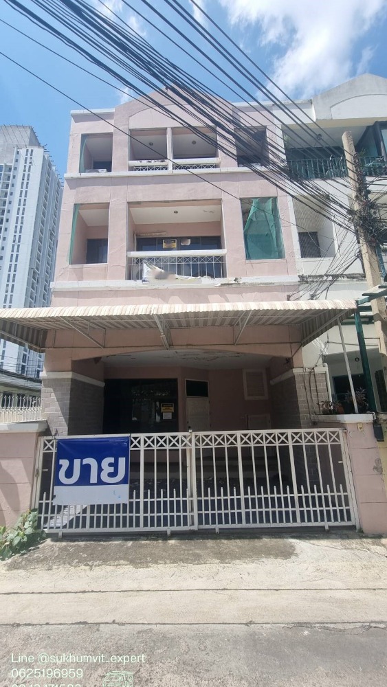 For SaleTownhouseSukhumvit, Asoke, Thonglor : Townhouse for sale, 24 sq wah, corner unit, near BTS Thonglor, suitable for investment or rental.