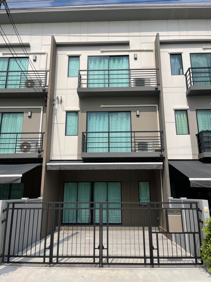 For SaleTownhomeRama5, Ratchapruek, Bangkruai : 3-story townhome for sale, Baan Klang Muang project, Ratchaphruek, Sathorn, in front of the house, no one hits anyone, Bang Kruai, Nonthaburi.