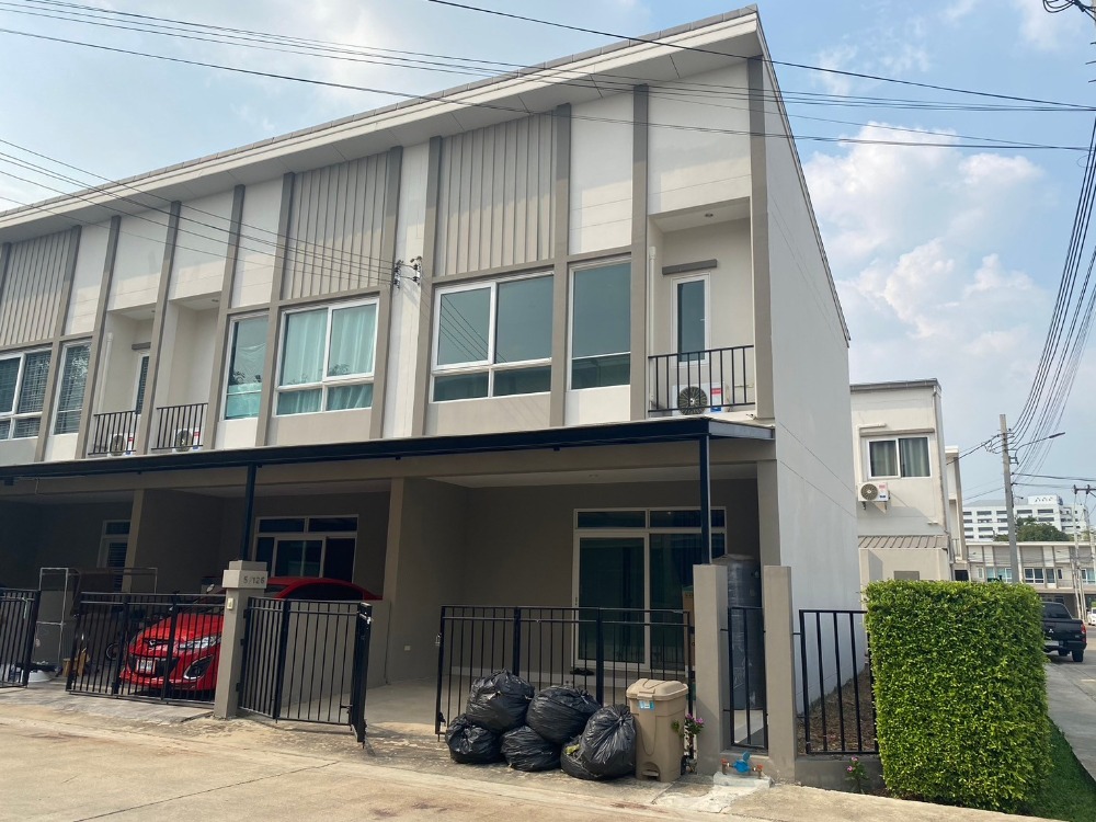 For SaleTownhomeChaengwatana, Muangthong : Great price!! 2-story townhome for sale (corner next to the road in the project) with space on the side of the Cher Ngamwongwan-Prachachuen project (CHER Ngamwongwan-Prachachuen), area 26.7 square meters, 4 bedrooms, 2 bathrooms, 2 parking spaces, Ngamwon