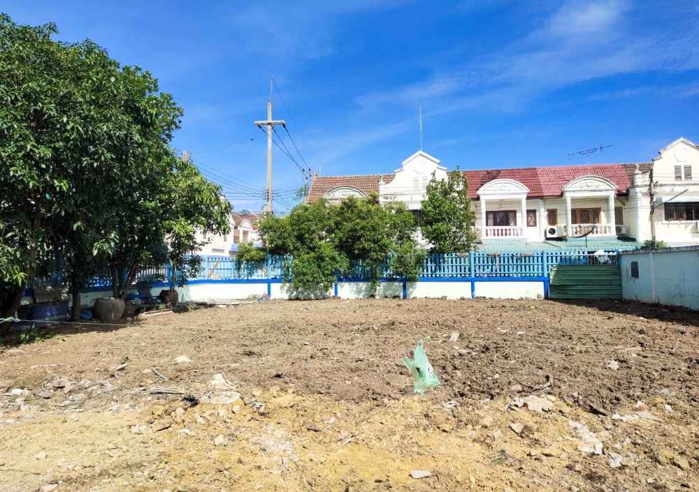 For SaleLandMahachai Samut Sakhon : Empty land for sale, 92 wa, Mahachai Muang Mai Village, corner plot, with fence around 4 sides.