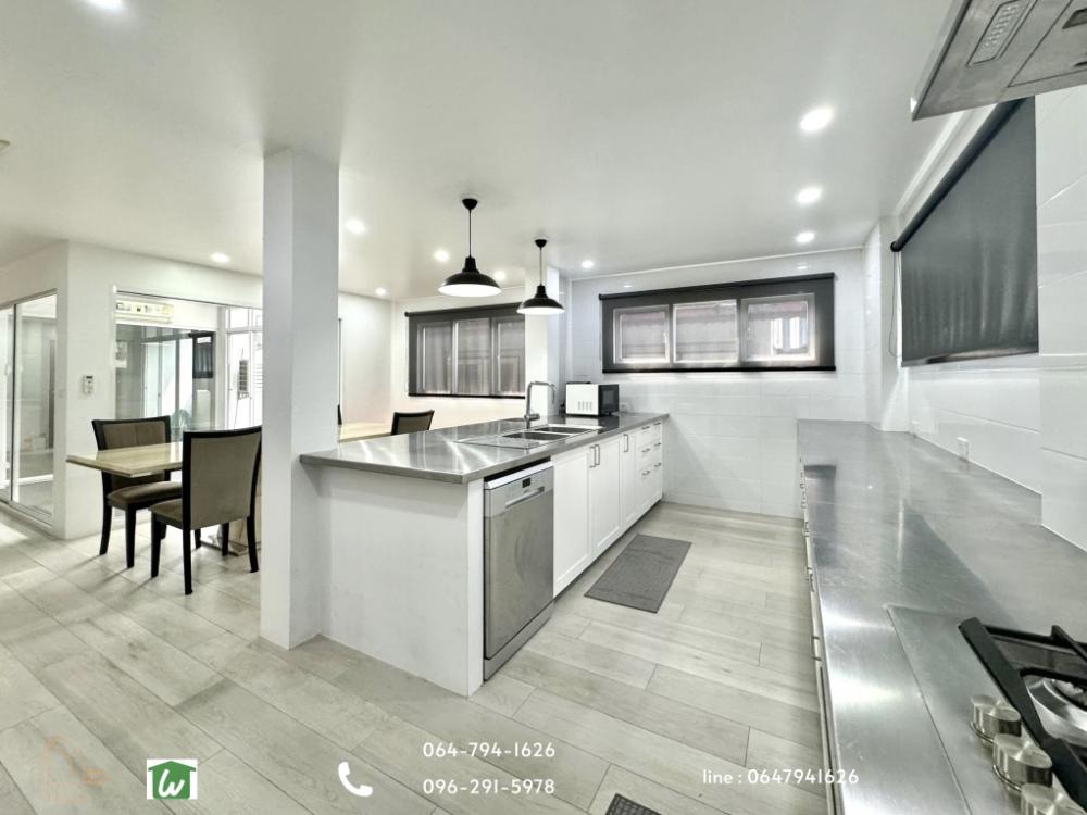 For SaleTownhouseSukhumvit, Asoke, Thonglor : Townhouse style detached house for sale, 3 floors, Ekkamai-Thonglor, in Soi Ekkamai 23, Soi Wat Phasi, convenient travel, can enter in many ways, Soi Thonglor 20 or Soi Ekkamai 21.