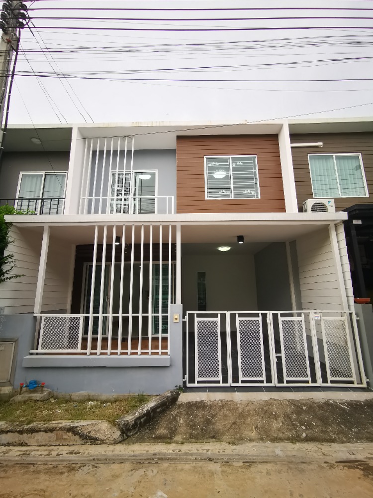 For SaleTownhouseNawamin, Ramindra : House for sale, ready to move in, owner sells it himself, close to 2 BTS stations, 10 minutes away, very convenient, Ramintra, Hathairat, Fashion Island, Panya Indra.