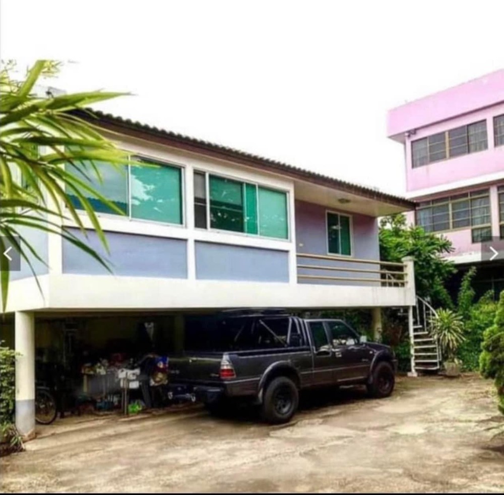 For SaleLandOnnut, Udomsuk : 👇 Land for sale with 3 houses on Sukhumvit 62, large area, prime location.