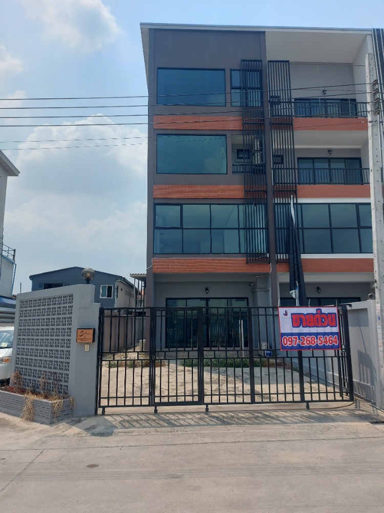 For RentHome OfficePattanakan, Srinakarin : Home office for rent, Pattanakarn 84, corner plot, 4 floors, area 44 sq m, usable area 240 sq m, 4 bedrooms, 6 bathrooms.