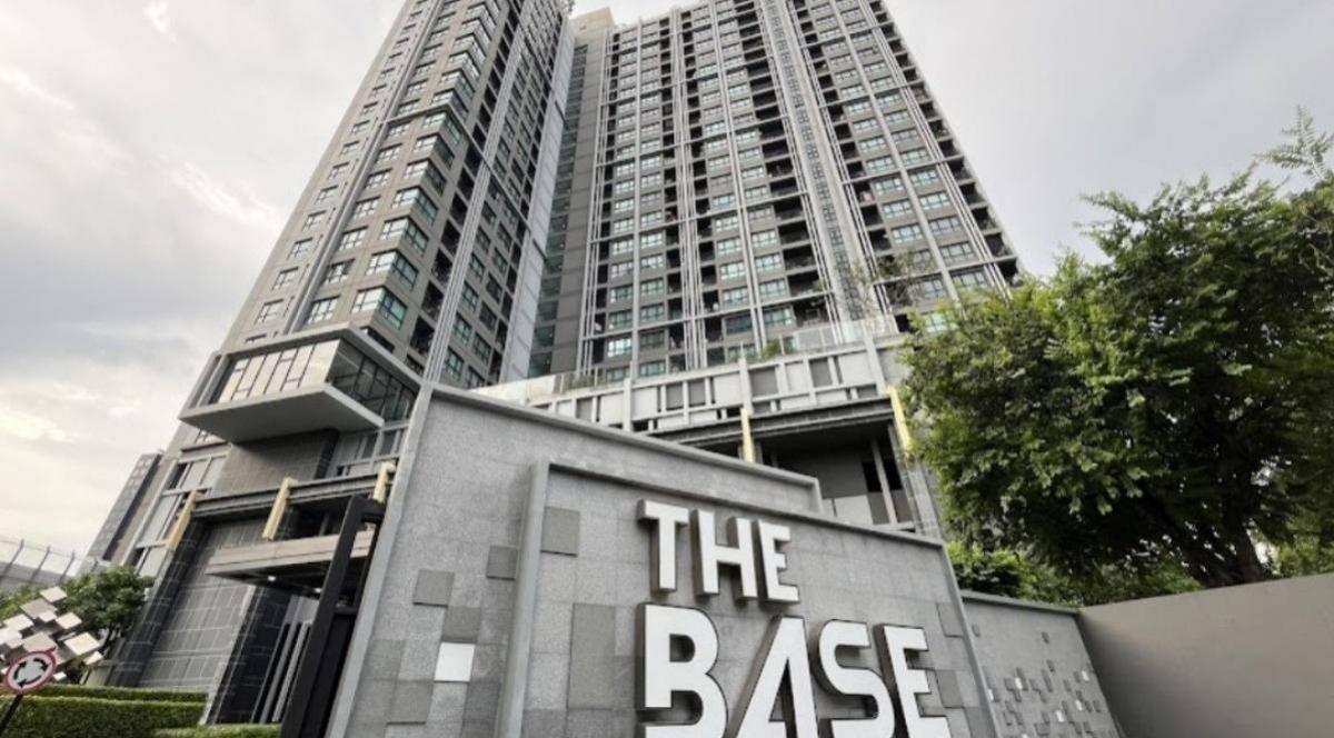 For RentCondoOnnut, Udomsuk : 🎏🪅The Base Park East (Onnut Sansiri T77)🪅🎏‼️ For rent 28,000 baht ‼️🌟 Details 🌟 🏙️- 2 bedrooms / 1 living room / 1 bathroom / kitchen- 50 sq m. - 8th floor (overlooking Bangkok Prep International School)🪑Furniture + appliances- 3 air conditioners (2 bedro