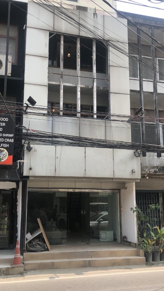 For RentShophouseSukhumvit, Asoke, Thonglor : Commercial building for rent in the middle of Sukhumvit 49, many types can be used, office, restaurant, good location nearby.