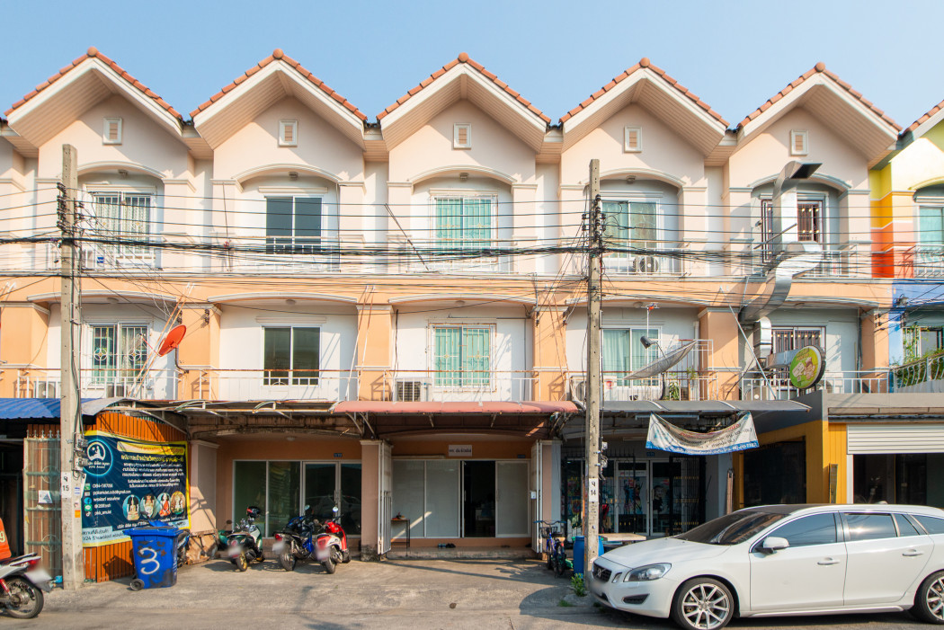 For SaleTownhouseNawamin, Ramindra : Townhome for sale, Soi Ramintra 46/1, area 228 sq m., 19 sq w, 3 bedrooms, 3 bathrooms, near the Pink Line, Khu Bon Station.