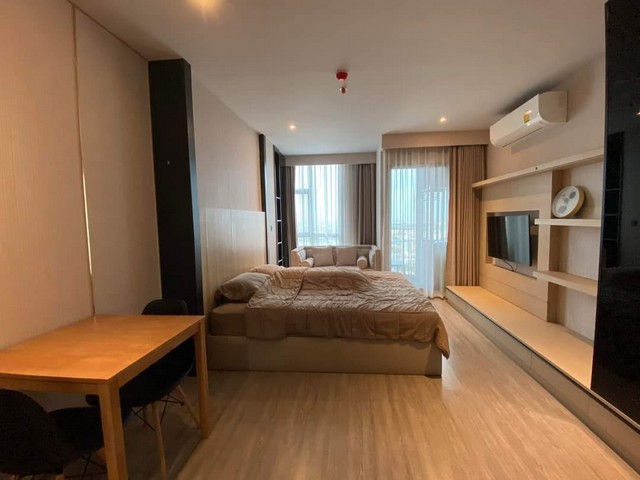 For RentCondoSukhumvit, Asoke, Thonglor : Condo for rent, Rhythm Ekkamai, 29th floor, STUDIO 30 sq m, there is a divider between the kitchen and bedroom zone.