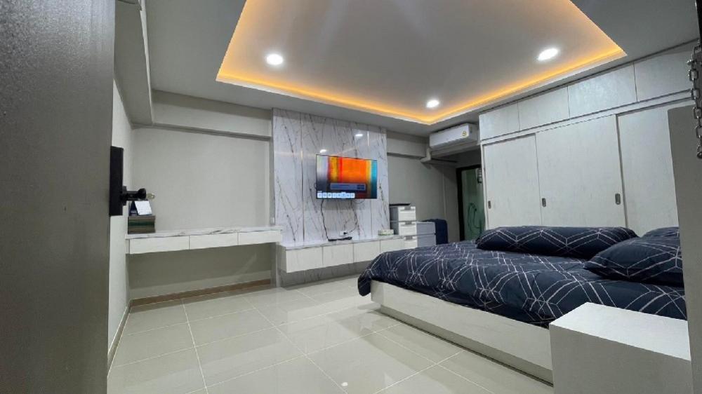 For RentCondoBangna, Bearing, Lasalle : Condo in Lasalle area, very large room, 54 square meters, price 13000, electricity calculated according to the electricity authority, deposit 20000, free common area, free parking, free internet, near Sikarin Hospital Line nessuu