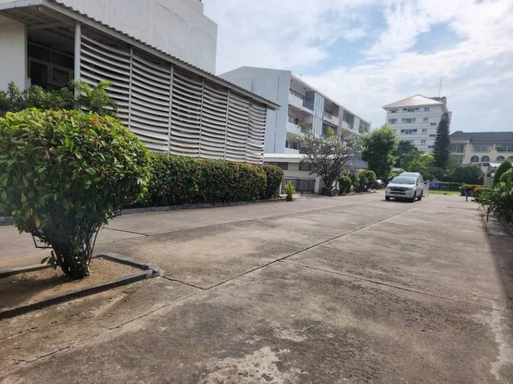 For SaleLandSukhumvit, Asoke, Thonglor : Land for sale next to Ekkamai Road.