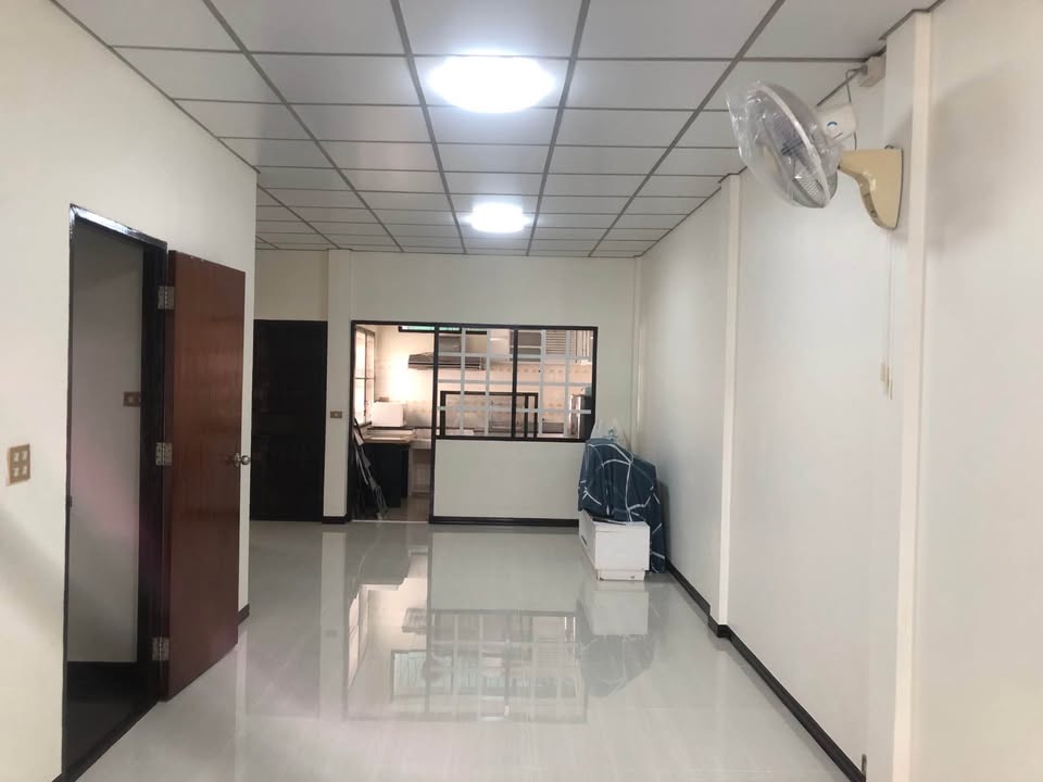 For RentHousePinklao, Charansanitwong : Townhouse for rent, 2 floors, 3 bedrooms, 2 bathrooms, Soi Charansanitwong 35, near Siriraj MRT, Yaek Fai Chai Station and Bang Khun Non Station